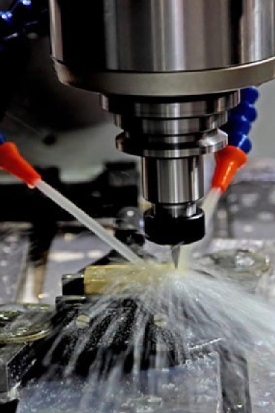 Taladrinas y fluidos de corte industriales | ECOVALL Máquina de mecanizado industrial utilizando taladrina como fluido de corte y refrigeración