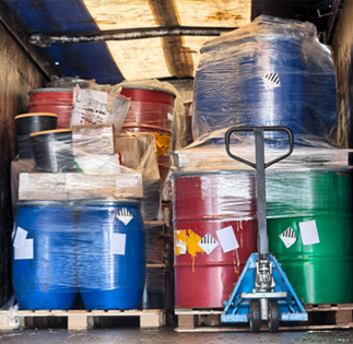Recogida y transporte de disolventes y productos químicos industriales | ECOVALL Bidones y contenedores de residuos químicos industriales preparados para su recogida y transporte autorizado.
