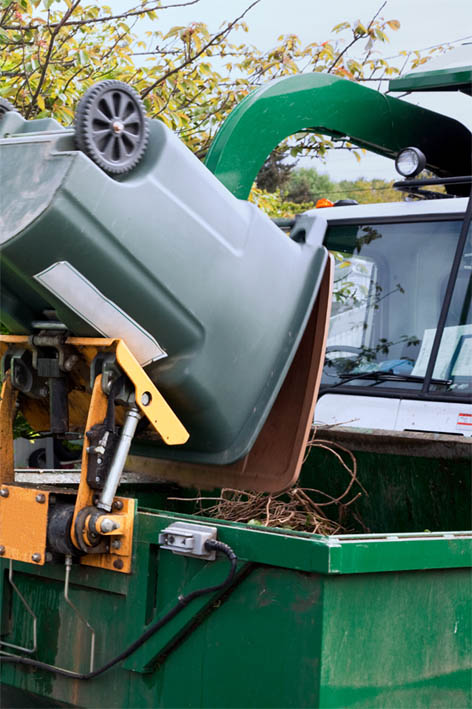 Recogida y transporte de residuos industriales Descarga de un contenedor mediante un sistema de recogida de residuos industriales